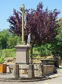 Calvaire et fontaine.