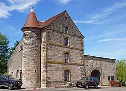 La maison à tourelle.