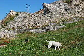 épais mur en ruine au-dessus de pierres de taille