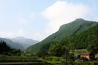 Vue du mont Kubote (à droite) et du :mont Inugadake (ja) (en arrière gauche) depuis Kubote, ville de Buzen.