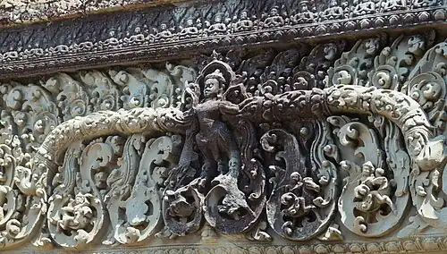 Relief. Décor d'architrave en grès