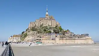 Le mont Saint-Michel vu de la passerelle.