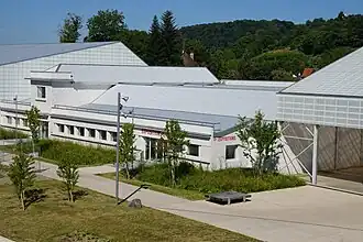 Bâtiment similaire, mais plus grand.