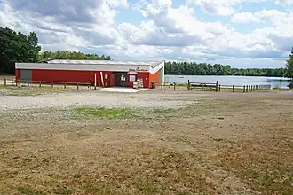 Base nautique et office de tourisme estival de la base de loisir de la Saline.