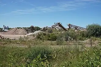 La plateforme de traitement et la centrale à béton tout à gauche.