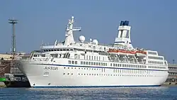 Photographie en couleurs du navire de croisière Astor à Helsinki en avril 2019.