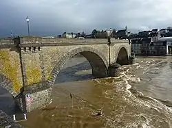 Les inondations du 7 février 2014 à Châteaulin (l'Aulne en crue déborde largement au niveau de l'ancien viaduc ferroviaire du "Réseau breton")