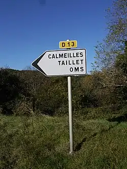 Panneau au col de Llauro indiquant la route D13 en direction d'Oms, Taillet et Calmeilles.