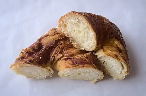 Vue de l'intérieur d'un açma fourré au fromage  (variante kaşarlı).