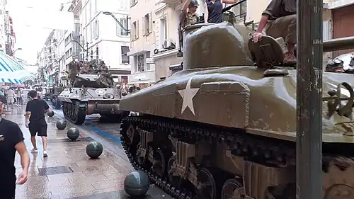 Défilé historique dans la rue d'Antibes pour commémorer la libération de Cannes