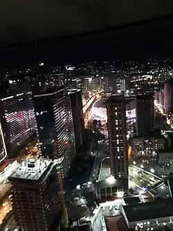 Batoumi de nuit, prise du 50e étage d’un hôtel, le stade illuminé au centre de l’image