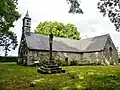 Poullaouen : la chapelle Saint-Thudec et son calvaire.