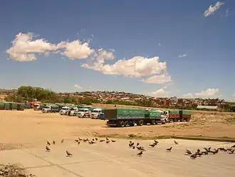 Camions à la frontière, avec Villazón (Bolivie) à l'arrière-plan.