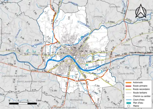 Carte en couleur présentant le réseau hydrographique de la commune