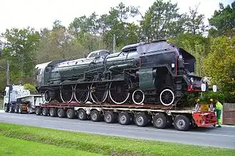 Véhicule lent et encombrant.