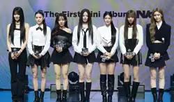 Izna en Novembre 2024 (de gauche à droite) : Koko, Mai, Sarang, Jeemin, Jiyoon, Jungeun, et Saebi.