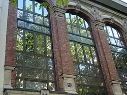 Détail de l'immeuble, avec indication des produits autrefois commercialisés.