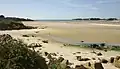 La baie de Tressény à marée basse : vue vers le large à partir de la plage de la Croix ; à l'arrière-plan la rive nord côté Kerlouan.