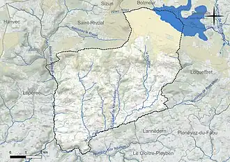 Carte en couleur présentant le réseau hydrographique de la commune