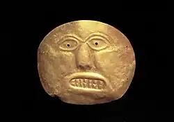 Masque anthropomorphe. Calima, période Ilama.1600 AEC - 100 EC.Or, 17 x 19,7 cm.