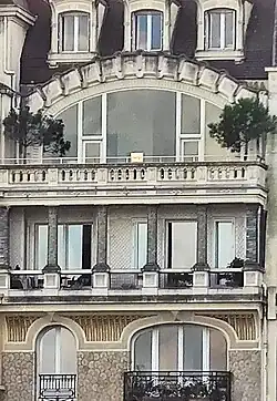 No 27 bis : loggia et fenêtre en anse de panier.