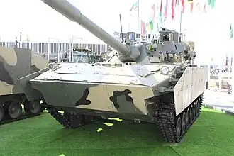 Un 2S25M Sprout-SDM1 avec un blindage rapporté exposé au salon international d’armement Army 2022, en août 2022.