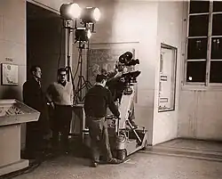 Tourage du film Cyrus le Grand au musée du Louvre en 1958.