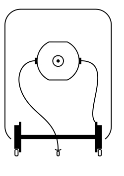 Schéma présentant un moteur dont un pôle est relié à l’essieu dont les deux roues sont couplées électriquement, et un pôle est relié, via un patin de frottement, à un conducteur électrique situé entre les rails