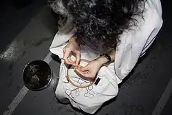 Les cheveux recueillis, matière première de l’œuvre, appartiennent à des personnes singulières, compatissantes et généreuses,