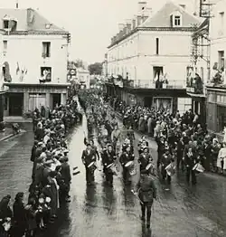 Photographie en noir et blanc d'un défilé militaire.