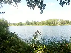 Rivière de Pont-l'Abbé : le plan d'eau (étang) du Moulin Neuf (limite communale entre Tréméoc et Plonéour-Lanvern).
