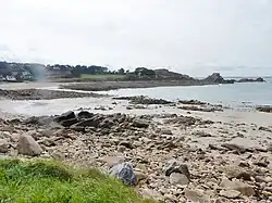 La Pointe Annaoulesten en arrière de la plage de Port Blanc.