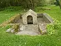 La fontaine de dévotion près de la chapelle de Sanspé (Sanspez).