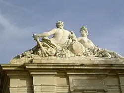 Sur la fontaine, la rencontre de la Charente et de l'Océan.