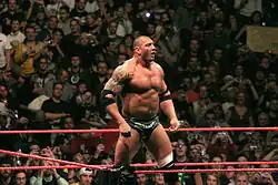 Batista en slip montant sur un des coins du ring pour saluer la foule
