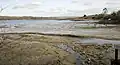 La Rivière du Faou à marée basse vue depuis la grève du Prioldy en direction de l'amont ; Le Faou est visible à l'arrière-plan de la photographie.