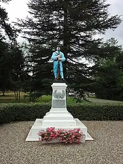 le monument est un obélisque classique, surmonté d’un poilu idéalisé, au garde-à-vous et peint de couleurs réalistes.