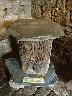 Ruche traditionnelle de Lozère (tronc de châtaignier évidé recouvert d'une pierre)