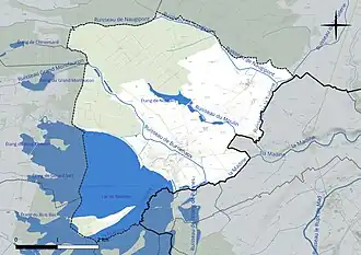 Carte en couleur présentant le réseau hydrographique de la commune