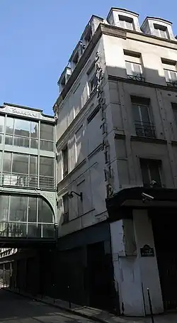 Le magasin 4 à l'angle de la rue de la Monnaie et de la rue Baillet (immeuble de la fin du XVIIe&nbsp;siècle surélevé au XVIIIe&nbsp;siècle).