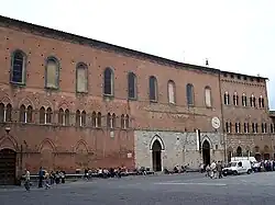 À gauche, vers la façade de Santa Maria della Scala.