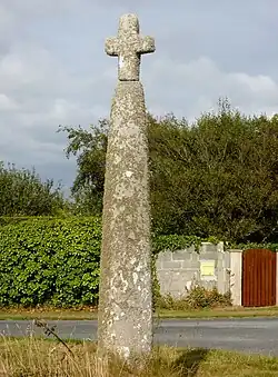Stèle de l'Âge du fer, christianisée par la suite, située à 150 mètres environ de la chapelle Notre-Dame de Tréminou.