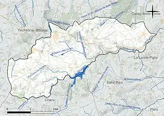 Carte en couleur présentant le réseau hydrographique de la commune