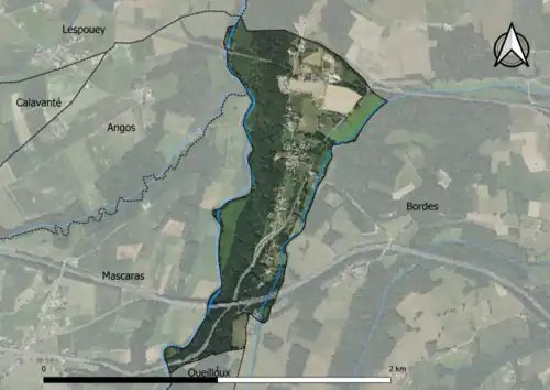 Photo aérienne en couleurs de la commune.