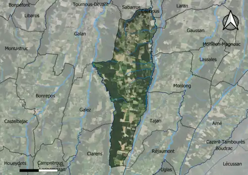 Photo aérienne en couleurs de la commune.