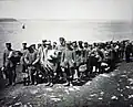 Prisonniers de guerre venant de débarquer à l'île Longue pendant la Première Guerre mondiale.