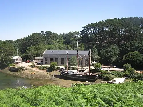 L'ancien Bel Espoir II devant le bâtiment du chantier naval de l'Enfer.