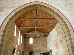 Photographie des peintures murales dans l'église Saint-Hilaire d'Asnières-sur-Vègre.