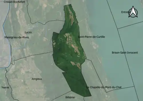 Photo aérienne en couleurs de la commune.