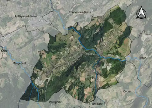 Photo aérienne en couleurs de la commune.